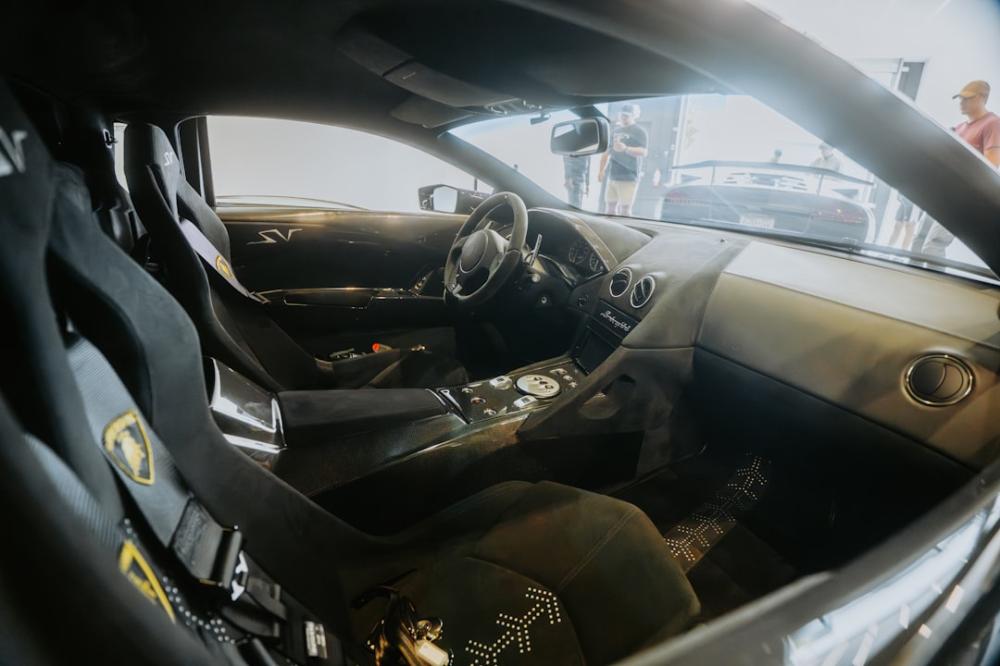 Tesla-aktien: Dyb analyse af forretningsmodel, teknologi, konkurrence, nøgletal, risici og investeringsscenarier